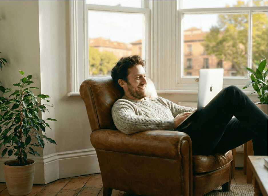 Person using Teléfono Global